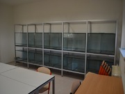 Vitríny, akvária, terária, stoly